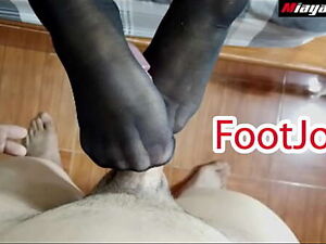 คู่ไทยเย็ดเท้าใส่ถุงน่อง ใช้เท้าชักผัวราดจนน้ำแตก