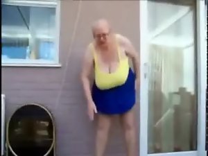 External exhibition of inexperienced granny. Dilettante