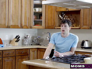 Mom Takes Charge - S8:E8